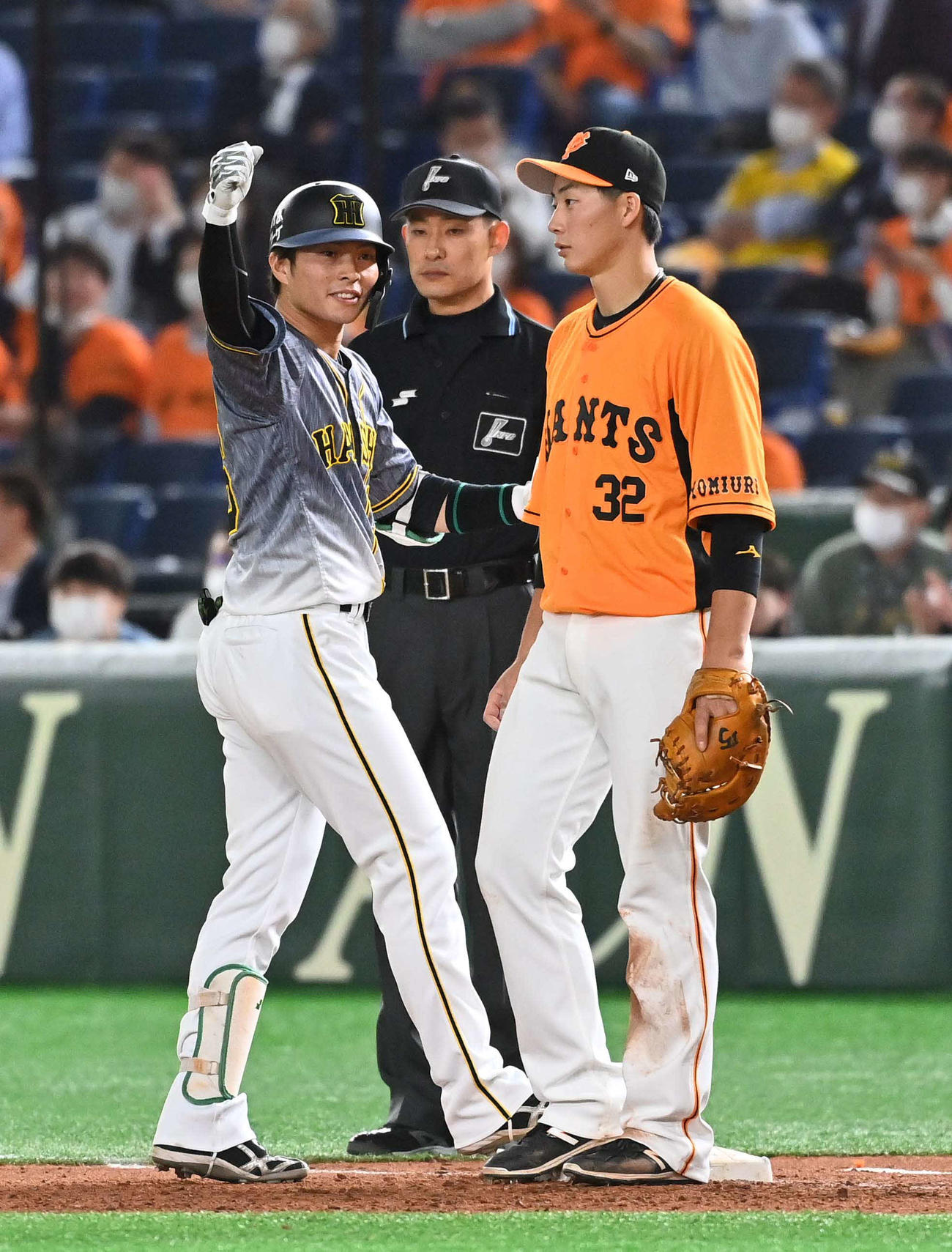 巨人対阪神　6回表阪神2死一塁、中前安打を放ちガッツポーズする北條史也（撮影・上田博志）