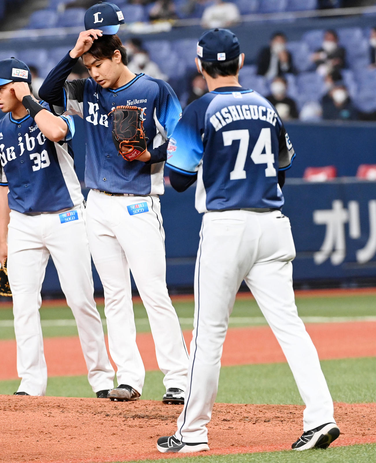 オリックス対西武　2回裏オリックス1死二、三塁から、太田に中前2点適時打を打たれがっくりする上間（左）。右は西口コーチ（撮影・前岡正明）