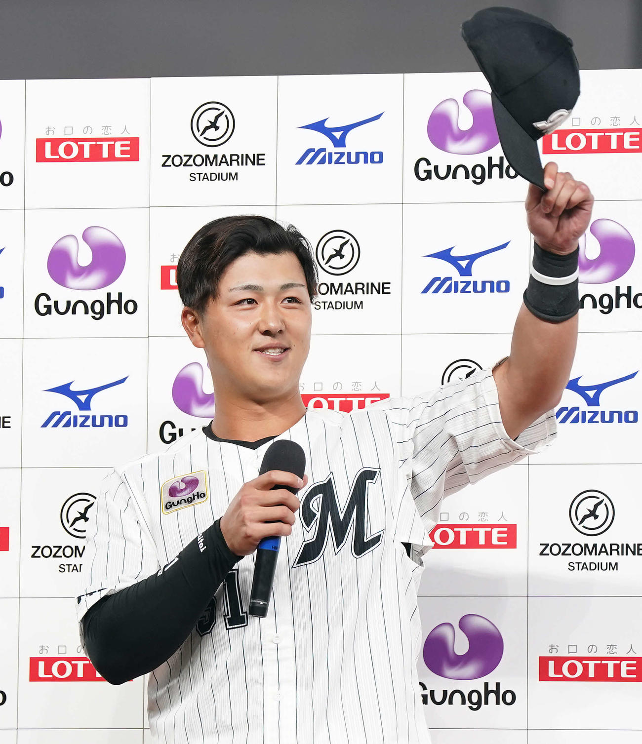 ロッテ対日本ハム　お立ち台で声援に応えるロッテ山口（撮影・鈴木みどり）