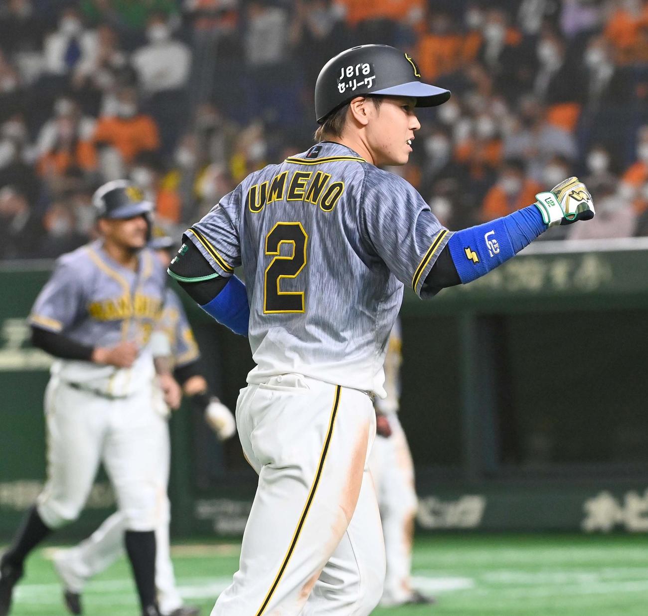 巨人対阪神　7回表阪神2死満塁、右翼線へ2点適時二塁打を放ちガッツポーズする梅野（撮影・上田博志）