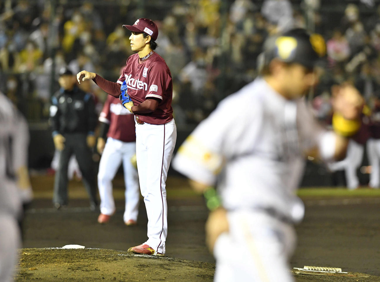 ソフトバンク対楽天　6回裏ソフトバンク1死一、二塁、松田（右）に四球を与え満塁とした岸（撮影・岩下翔太）