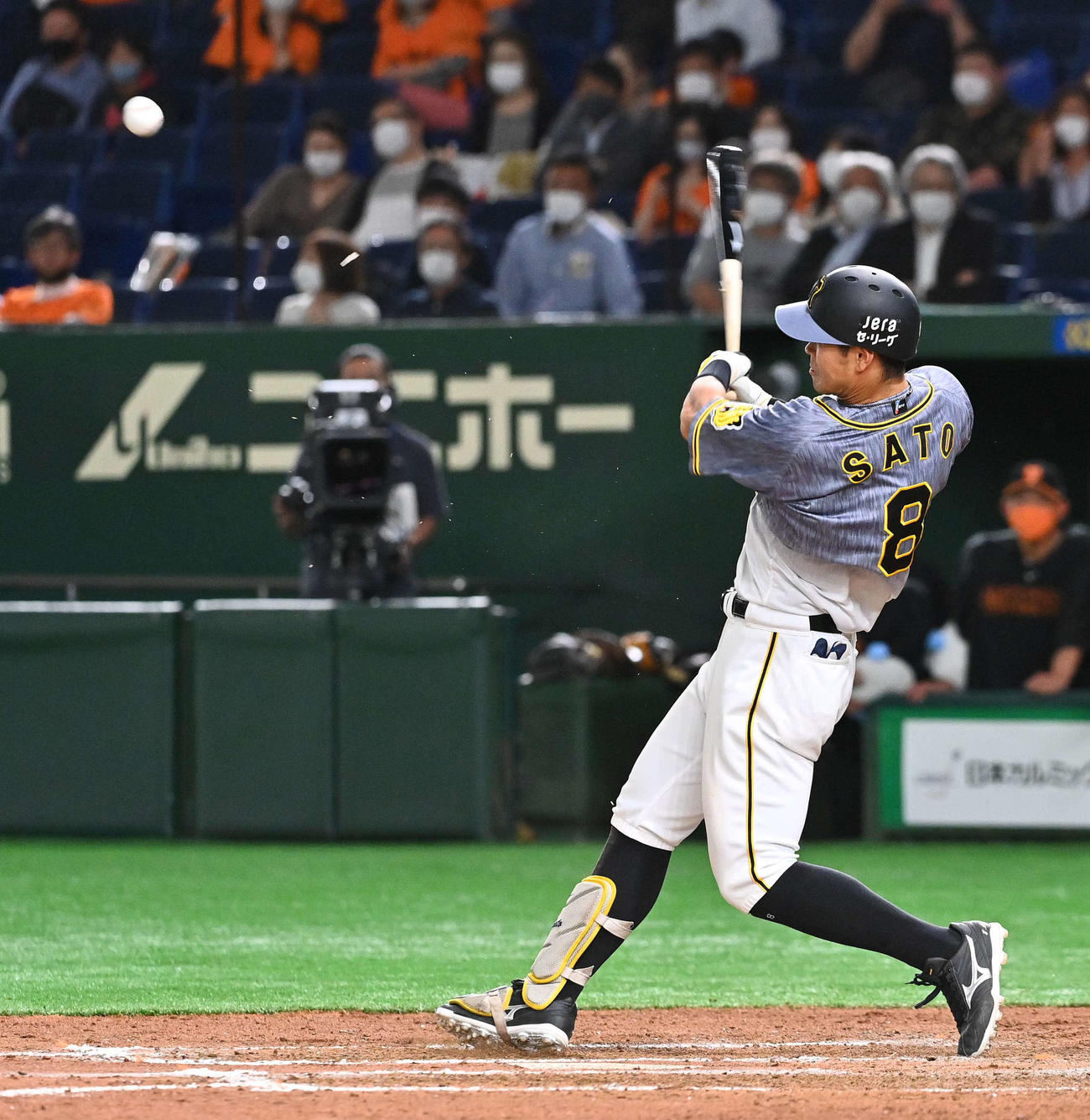 巨人対阪神　7回表阪神2死一、二塁、遊撃内野安打を放つ佐藤輝（撮影・上田博志）
