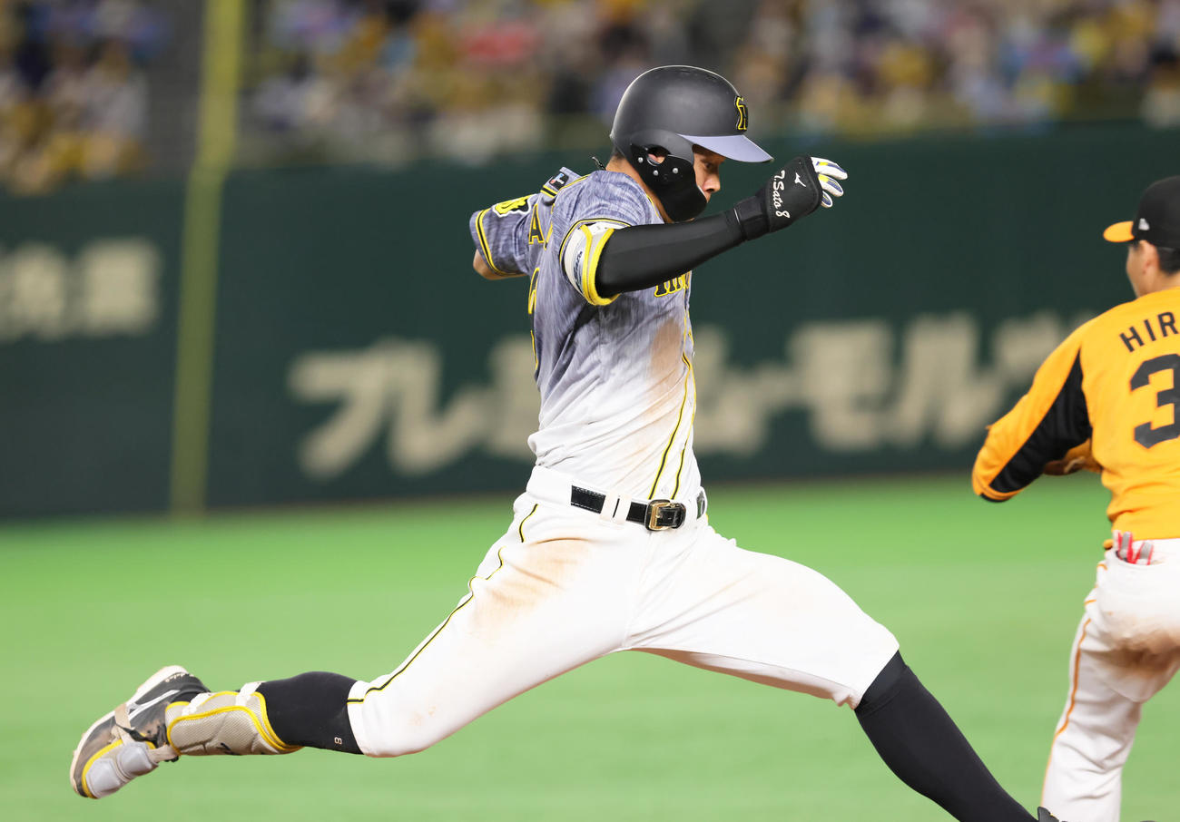 巨人対阪神　7回表阪神2死一、二塁、懸命に一塁へ駆け込み内野安打とする佐藤輝（撮影・足立雅史）