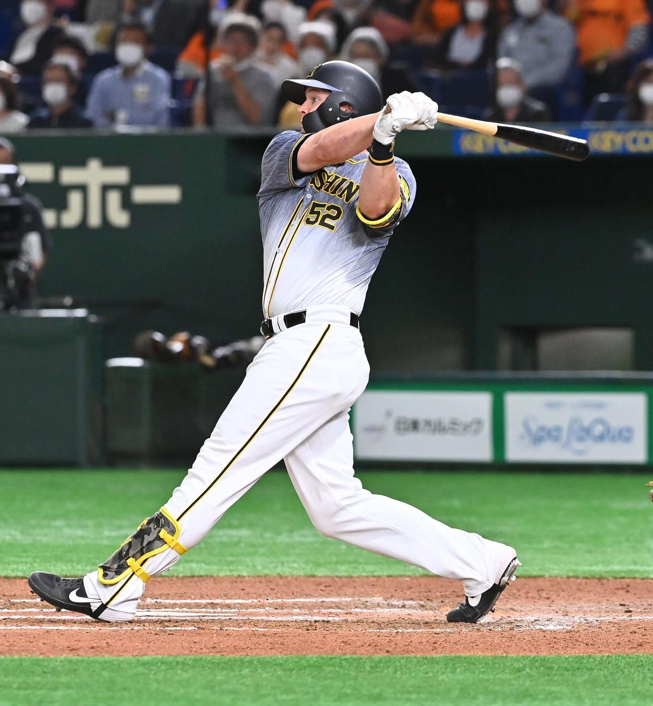 2021年4月20日　巨人対阪神　6回表阪神無死、中越えにソロ本塁打を放つジェリー・サンズ（撮影・上田博志）
