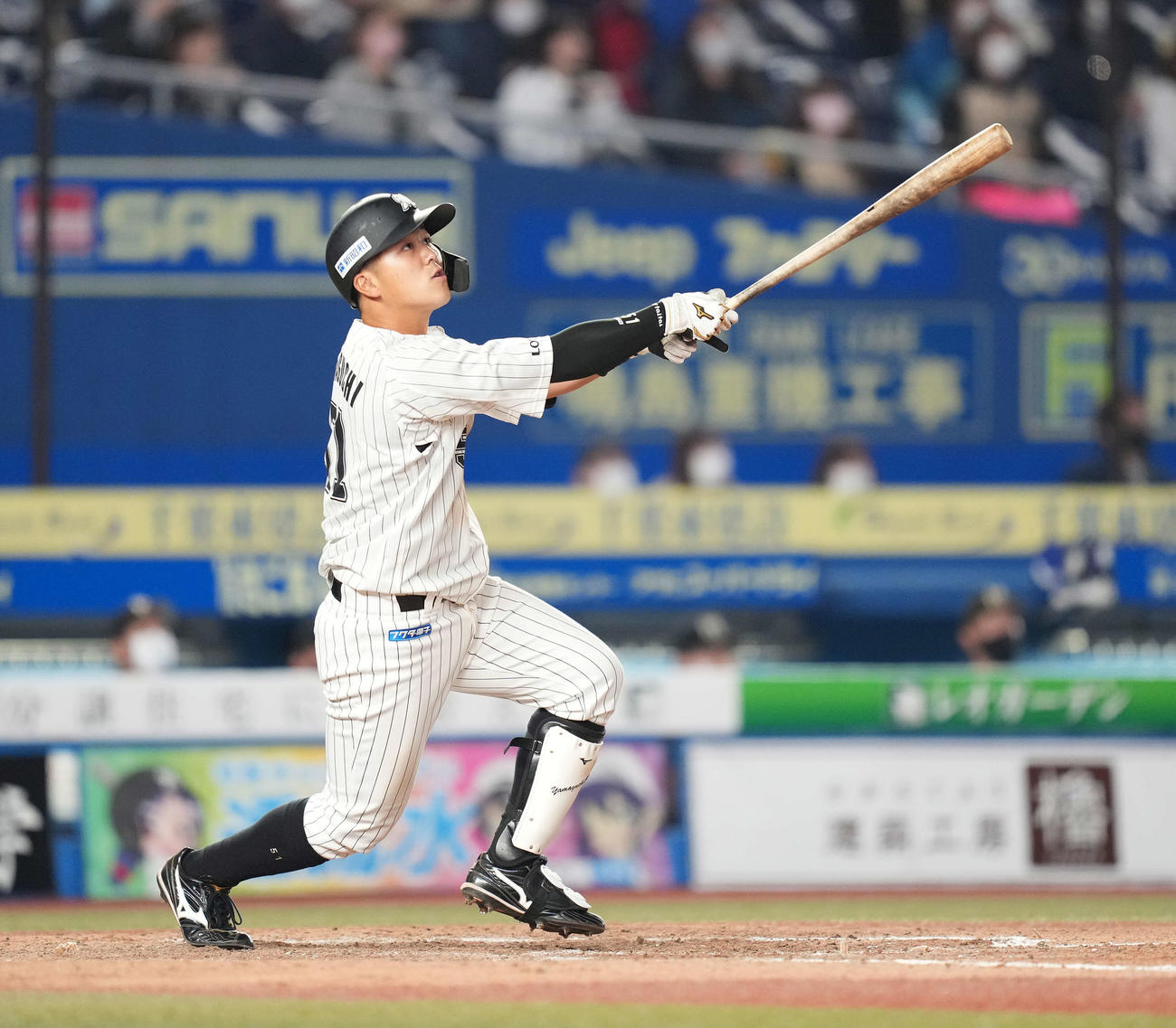ロッテ対日本ハム　8回裏ロッテ無死、右越えソロ本塁打を放つ山口（撮影・鈴木みどり）