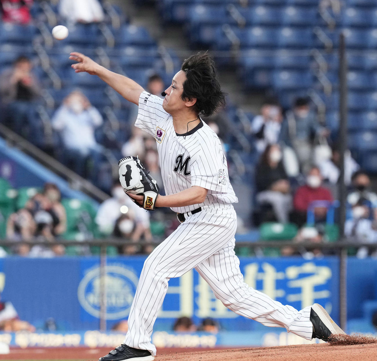 ファーストピッチセレモニーで投球するぺこぱの松陰寺太勇（撮影・鈴木みどり）