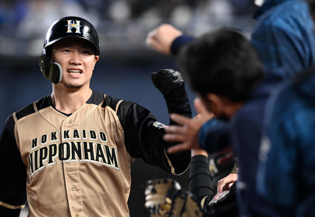 ロッテ対日本ハム　3回表日本ハム無死一塁、近藤健介の左適時二塁打で生還した西川（撮影・たえ見朱実）