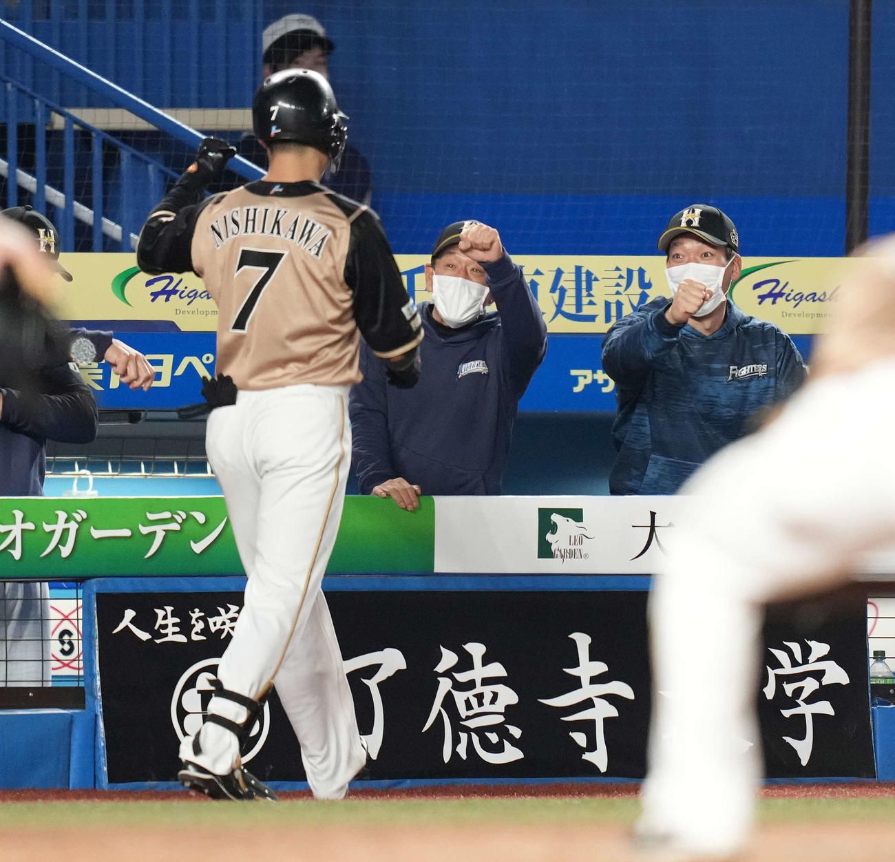 ロッテ対日本ハム　5回表日本ハム1死、右越えソロ本塁打を放った西川（左）を迎える栗山監督（中央）（撮影・鈴木みどり）
