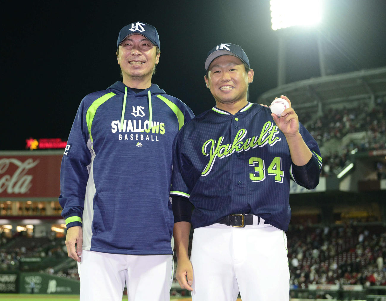 広島対ヤクルト　移籍後初勝利を飾ったヤクルト田口（右）は高津監督と記念撮影する