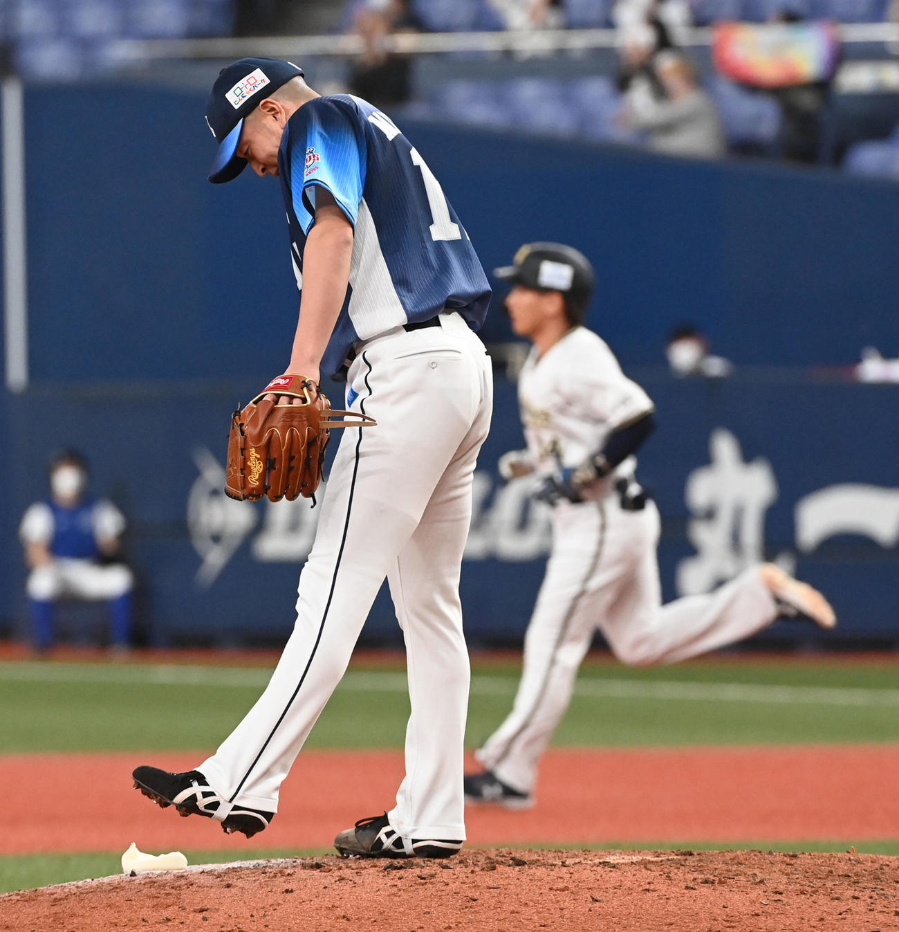 オリックス対西武　6回裏オリックス2死、吉田正に右越え本塁打を打たれがっくりする宮川（撮影・前岡正明）