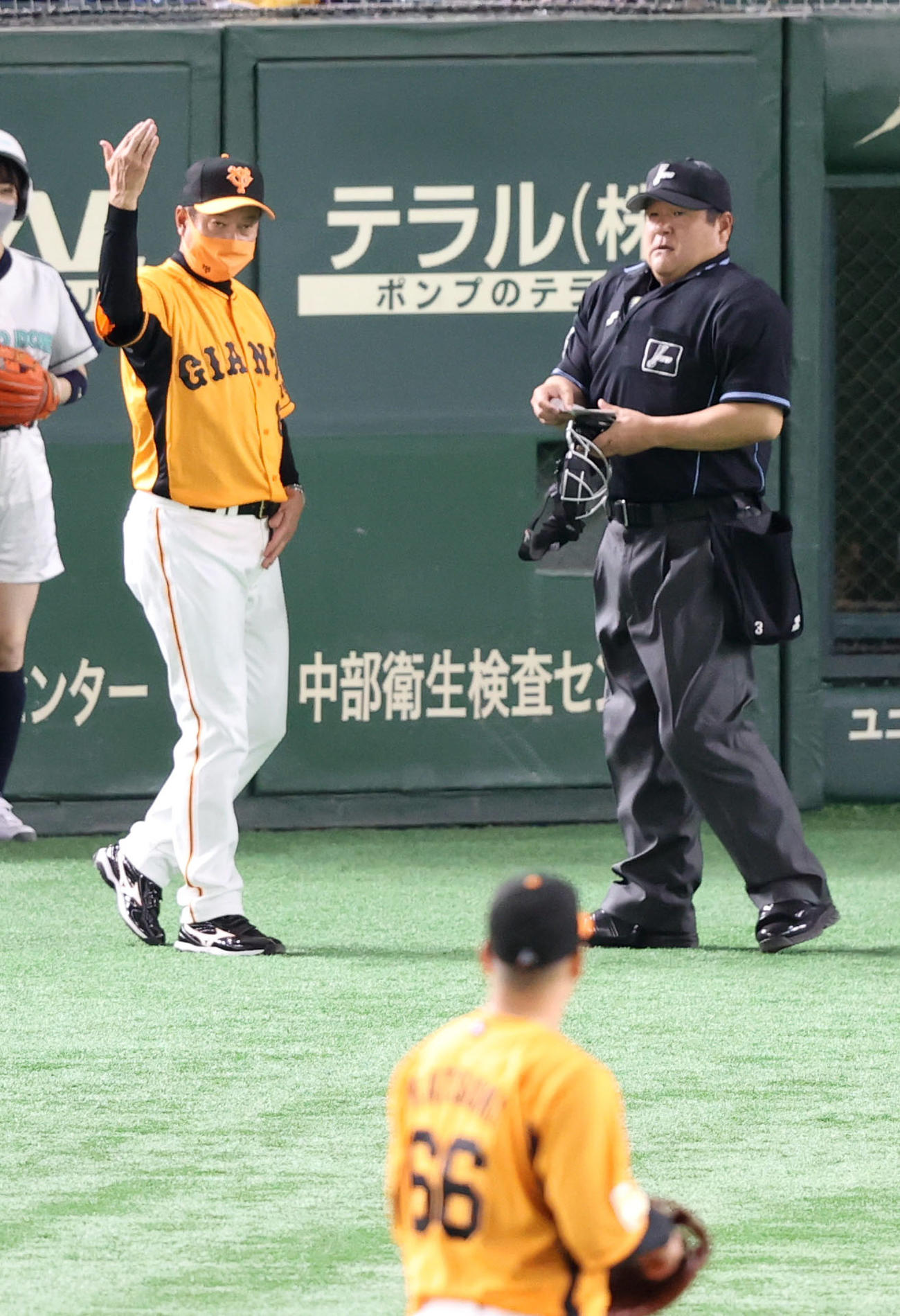 巨人対阪神　3回表阪神無死、大山にソロ本塁打を打たれた後、香月一也（後方）を交代させる原監督（撮影・狩俣裕三）