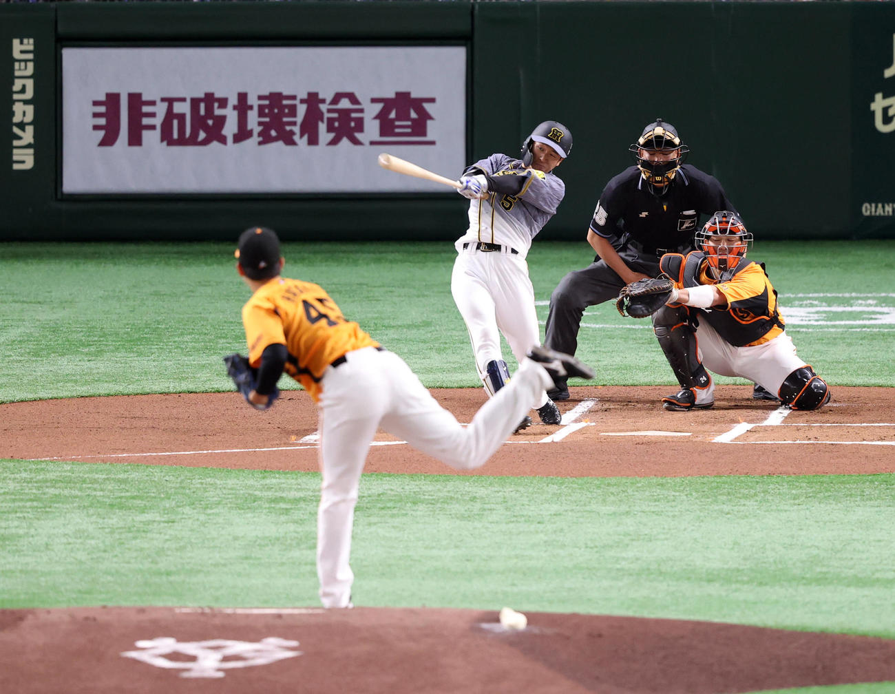 巨人対阪神　1回表阪神無死、先頭打者本塁打を放つ近本。投手畠（撮影・狩俣裕三）