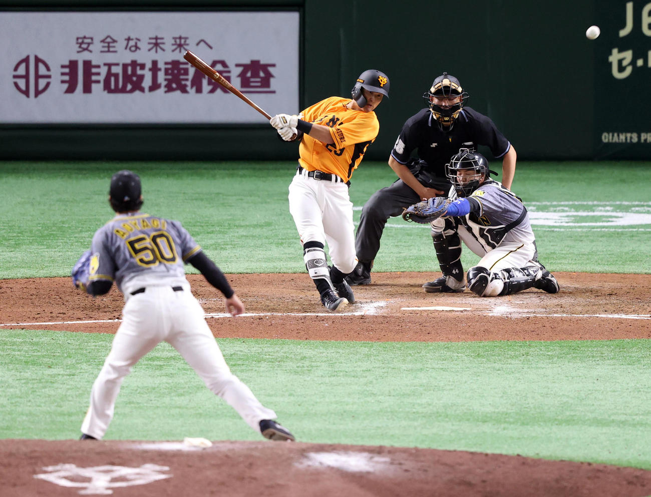 巨人対阪神　6回裏巨人2死一、二塁、適時打を放つ吉川。投手青柳（撮影・狩俣裕三）