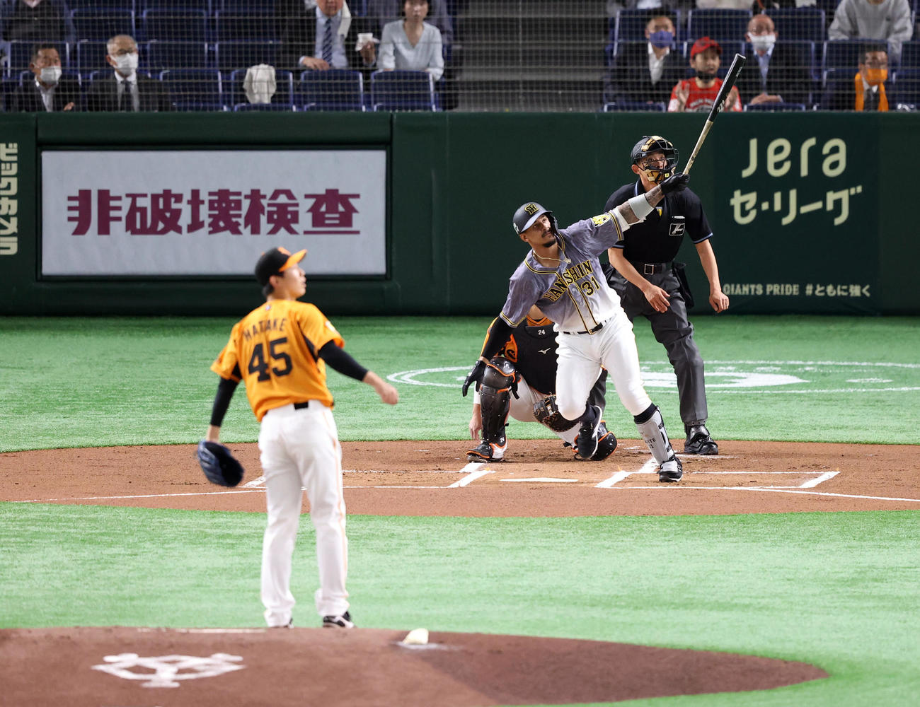 巨人対阪神　1回表阪神1死、ソロ本塁打を放つマルテ。投手畠（撮影・狩俣裕三）