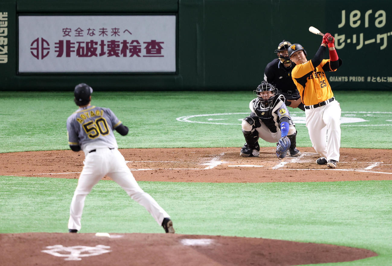 巨人対阪神　2回裏巨人無死、ソロ本塁打を放つ岡本和。投手青柳（撮影・狩俣裕三）