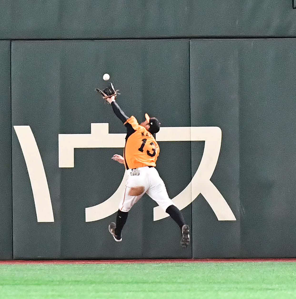 巨人対阪神　2回表阪神無死一塁、中野拓夢の右飛を好捕する梶谷（撮影・上田博志）