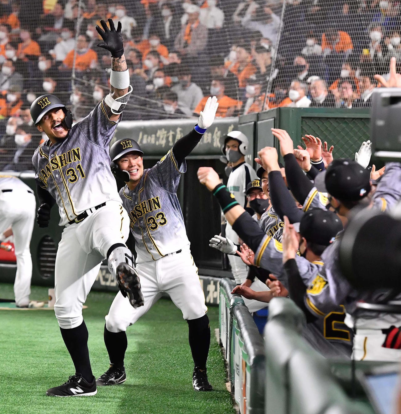 巨人対阪神　3回表阪神無死一塁、マルテは2打席連続本塁打を放ち、糸原（左から2人目）らと一緒にラパンパラポーズを決める（撮影・上田博志）