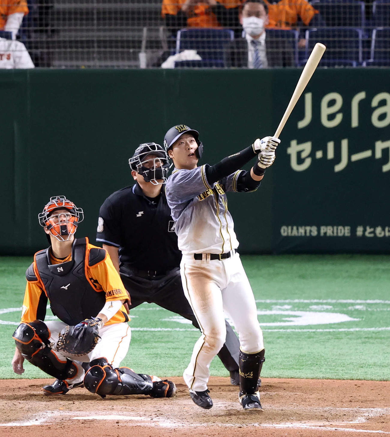 巨人対阪神　9回表阪神2死一塁、2点本塁打を放つ大山（撮影・狩俣裕三）