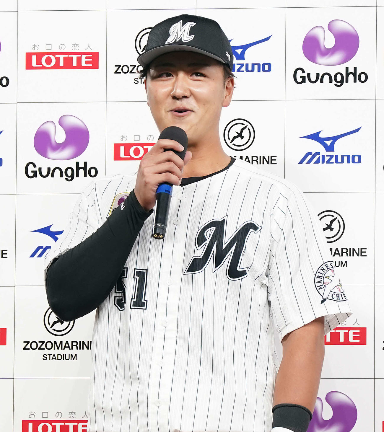 ロッテ対日本ハム　お立ち台で俳句を詠むロッテ山口（撮影・鈴木みどり）