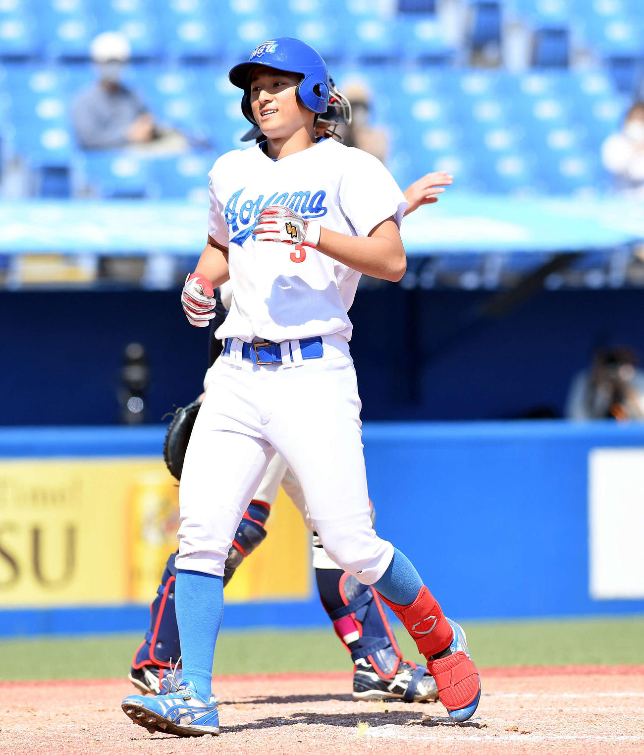 青学大対国学院大　3回表青学大1死二塁、左中間へ同点の2点本塁打を放ち生還する佐々木（撮影・滝沢徹郎）