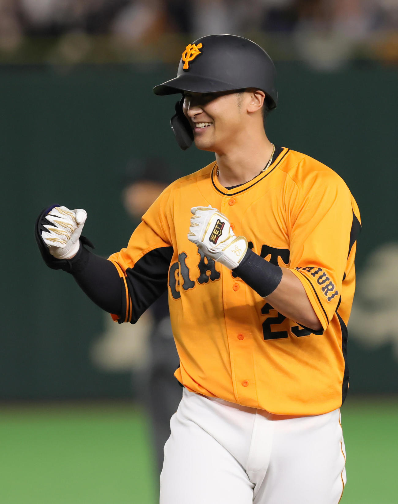巨人対阪神　6回裏巨人2死一、二塁、左前適時打を放ちガッツポーズする吉川尚（撮影・足立雅史）