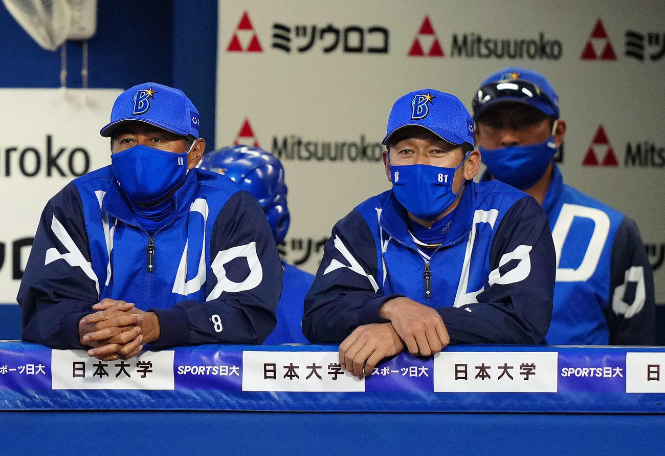 DeNA対中日　3回裏、ベンチから戦況を見つめるDeNA三浦監督（手前右）（撮影・江口和貴）