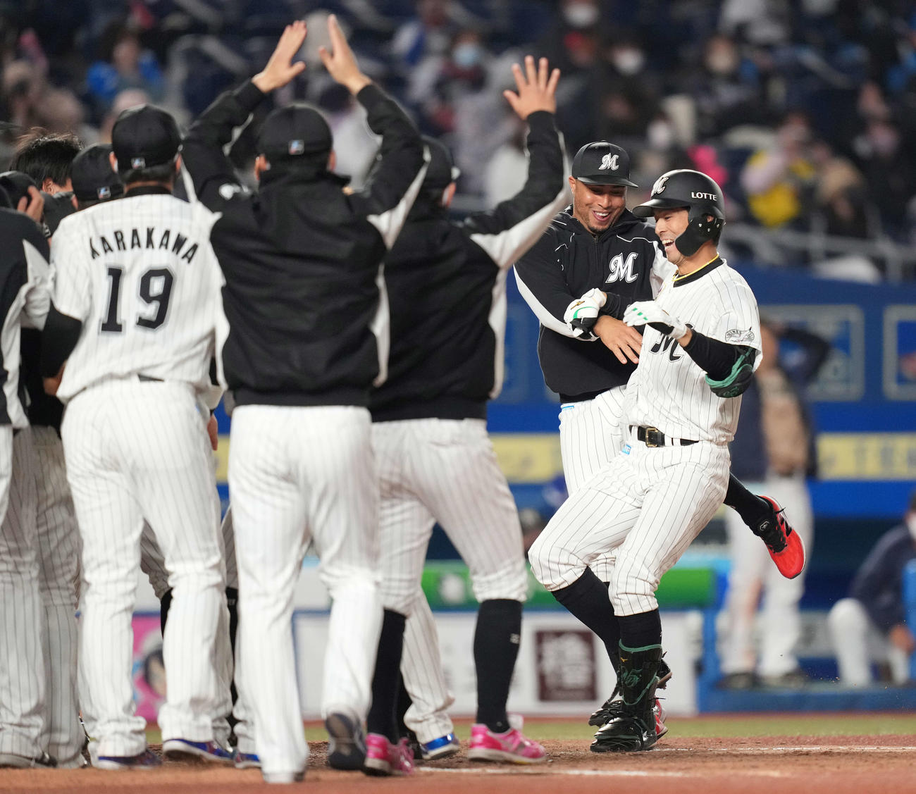 ロッテ対日本ハム　9回裏ロッテ2死一塁、サヨナラの中越え2点本塁打を放った岡（右）はナインの歓喜の輪に飛び込む（撮影・鈴木みどり）