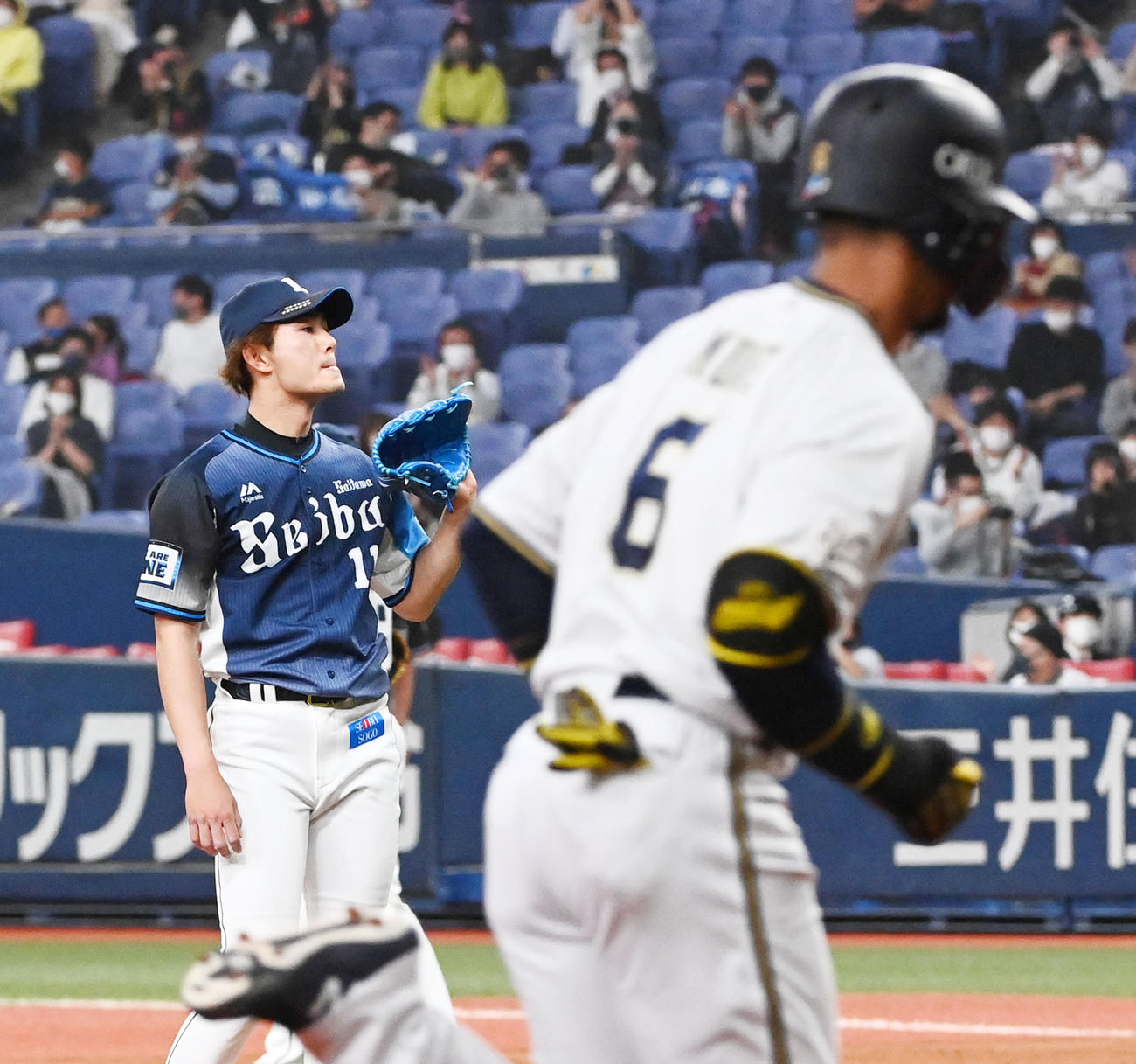 オリックス対西武　7回裏オリックス2死一塁、宗に右越え2点本塁打を打たれがっくりする今井（撮影・前岡正明）