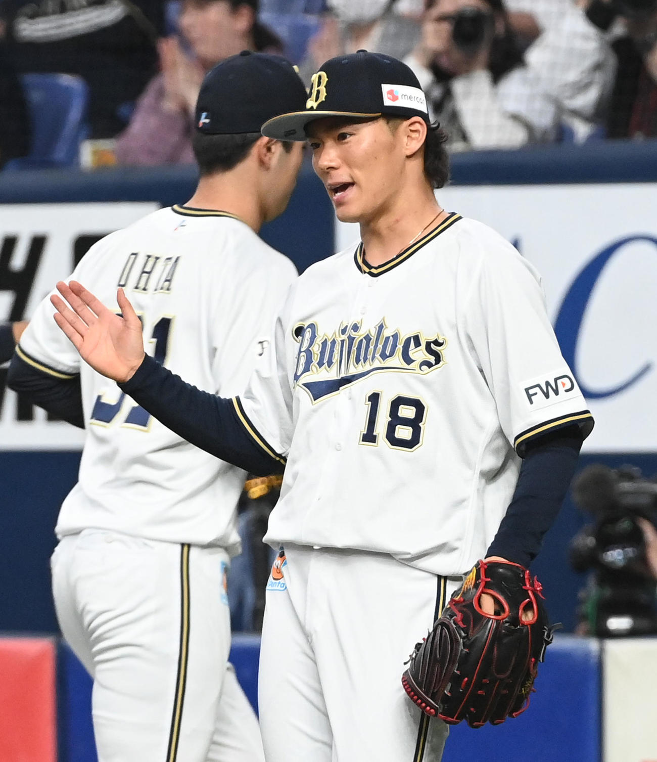 オリックス対西武　2回、好捕の宗を笑顔で迎える山本（撮影・前岡正明）