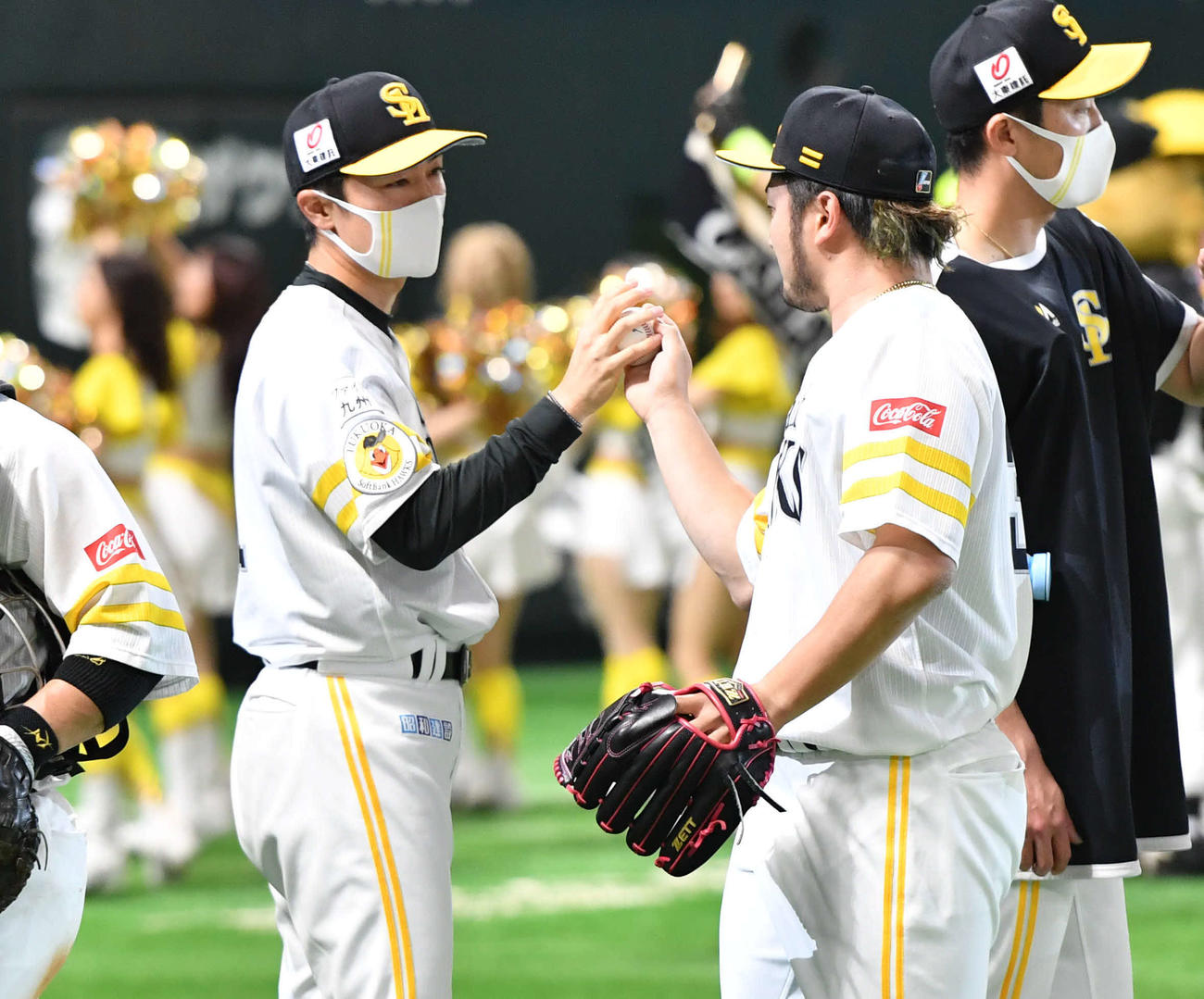 ソフトバンク対楽天　今季2勝目をあ挙げた和田（左）は、森から勝利球を受け取る（撮影・岩下翔太）