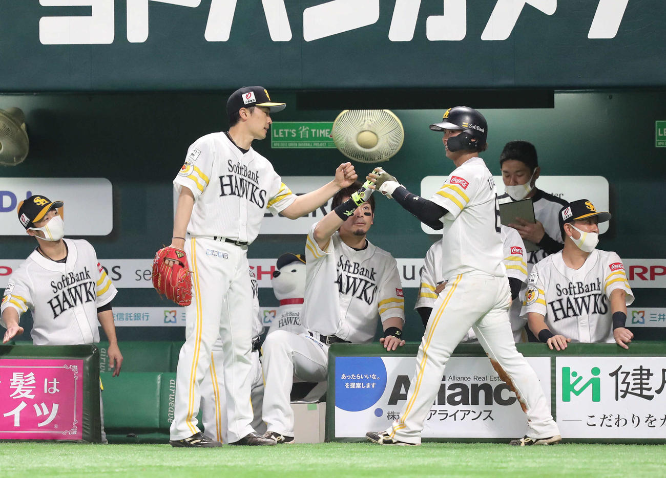ソフトバンク対楽天　3回裏ソフトバンク1死一、二塁、グラシアルの中前先制適時打で生還した今宮（右）は和田らとタッチ（撮影・梅根麻紀）