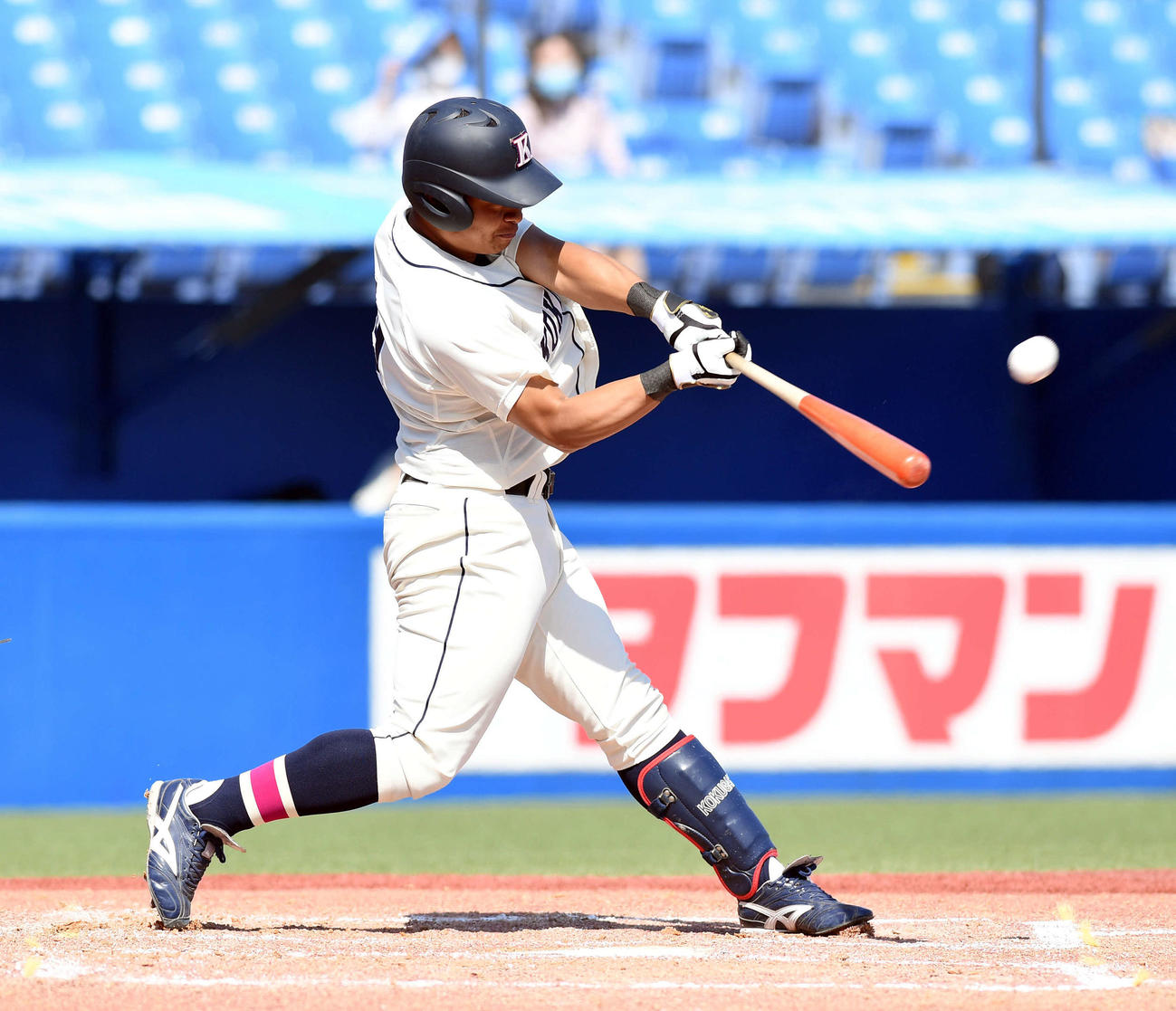 青学大対国学院大　1回裏国学院大1死三塁、山本ダは先制の左越え2点本塁打を放つ（撮影・滝沢徹郎）
