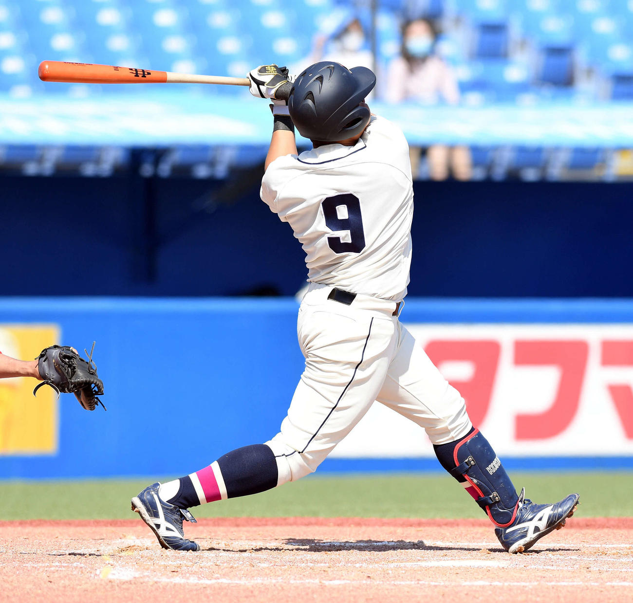 青学大対国学院大　1回裏国学院大1死三塁、山本ダは先制の左越え2点本塁打を放つ（撮影・滝沢徹郎）