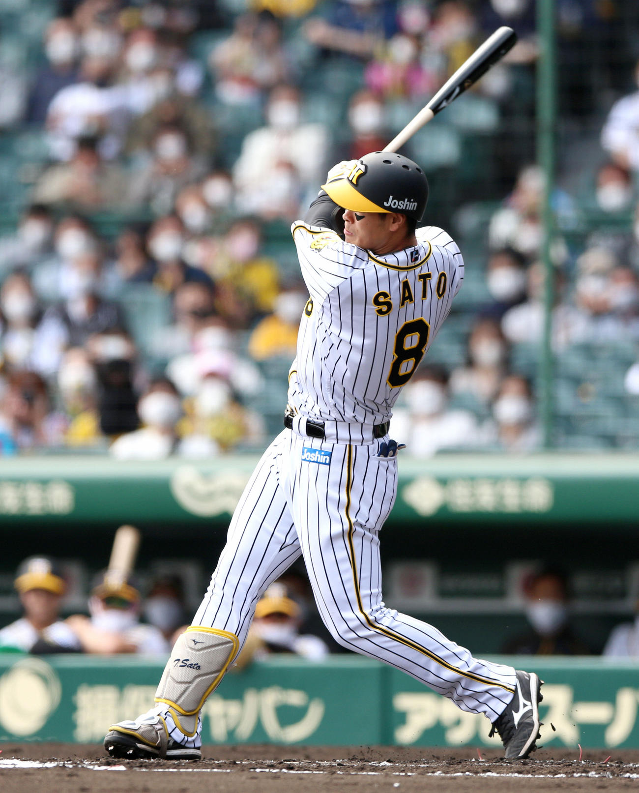 阪神対ＤｅＮＡ　１回裏阪神１死満塁、佐藤輝明は右前２点適時打を放つ（撮影・上山淳一）＝２０２１年４月24日