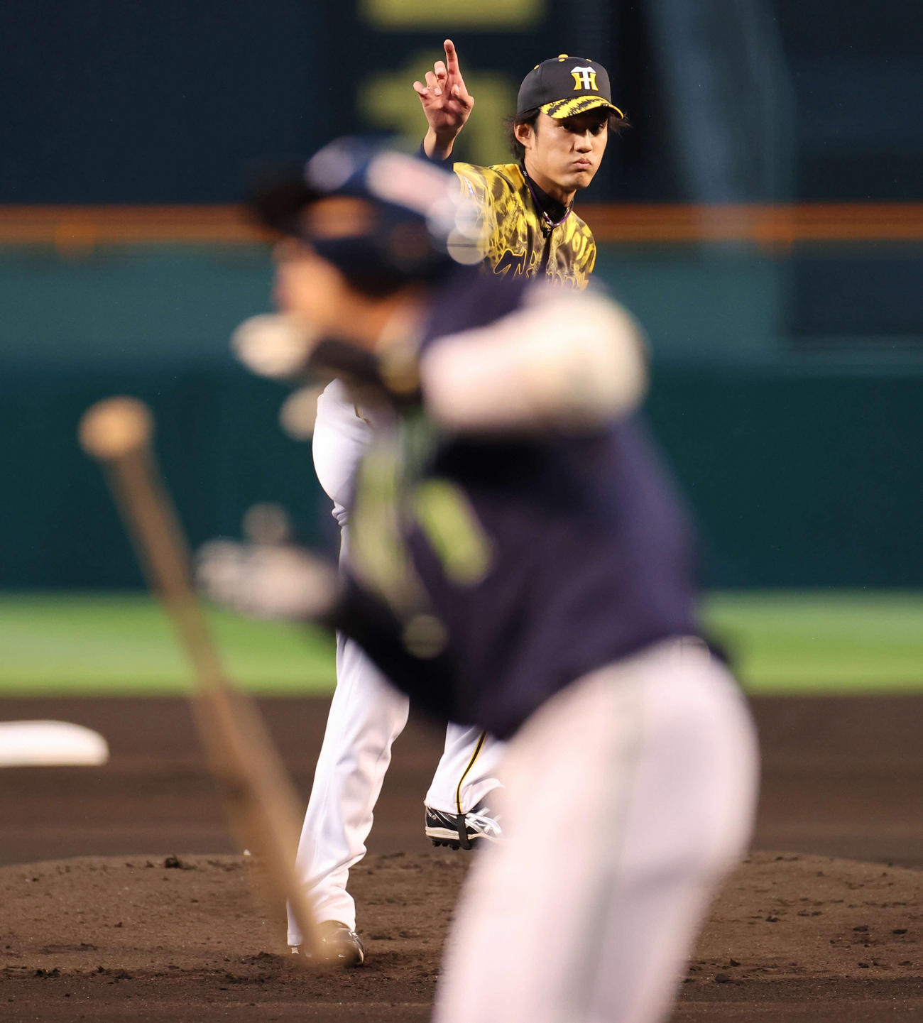 阪神対ヤクルト　１回表ヤクルト２死、山田哲人を空振り三振に切る藤浪晋太郎（撮影・清水貴仁）＝２０２１年４月16日