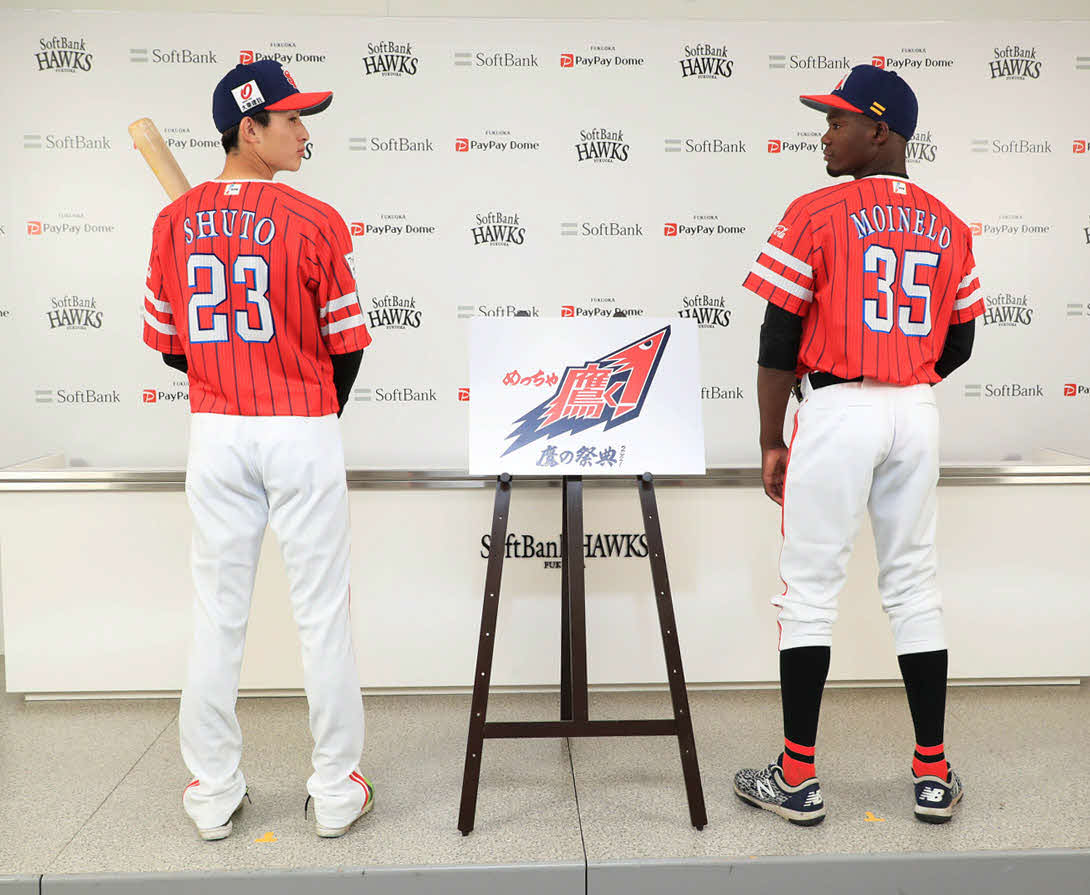 鷹の祭典2021ユニホームを着用する周東（左）とモイネロ（球団提供）