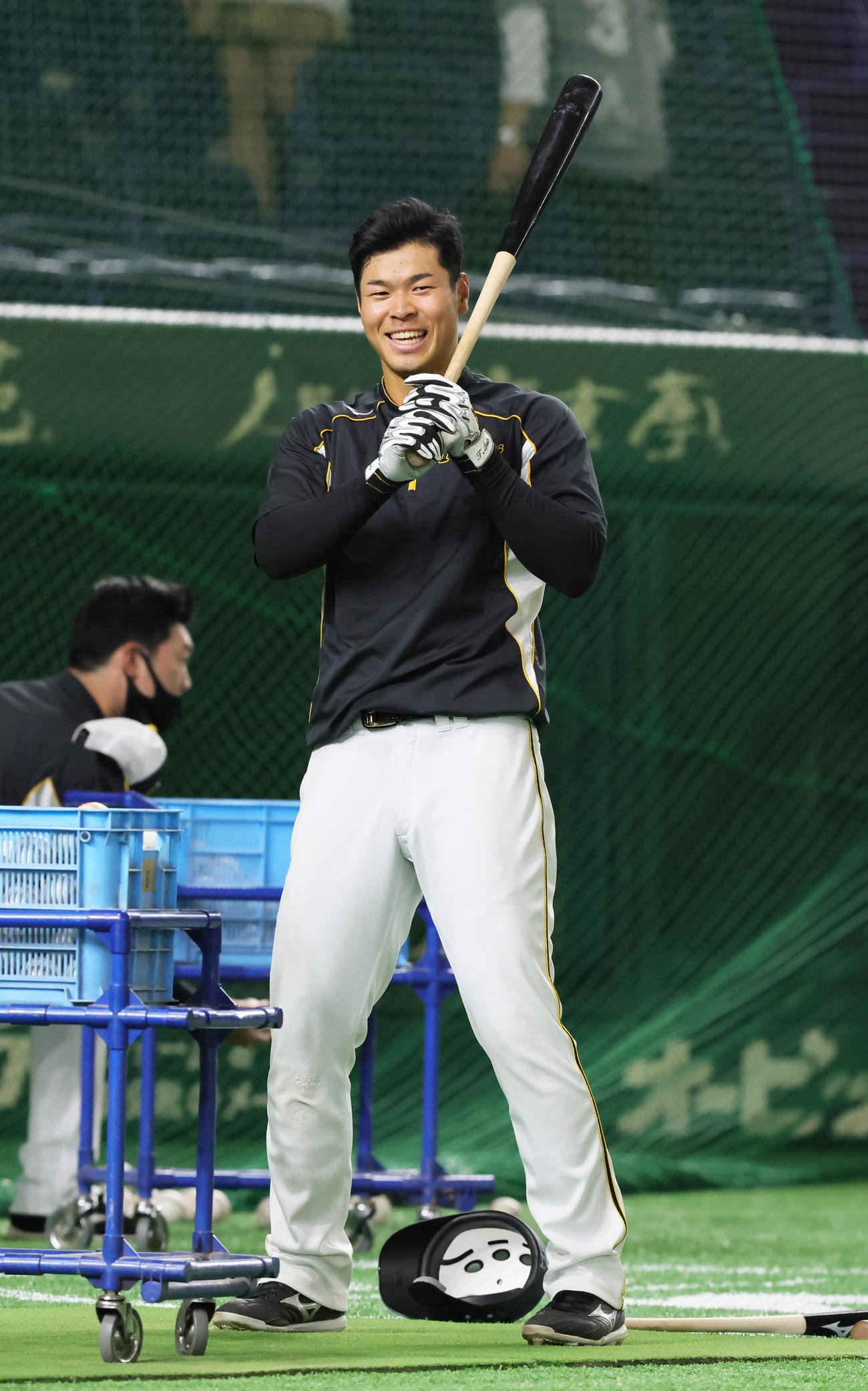 打撃練習中、笑顔を見せる阪神佐藤輝（撮影・足立雅史）