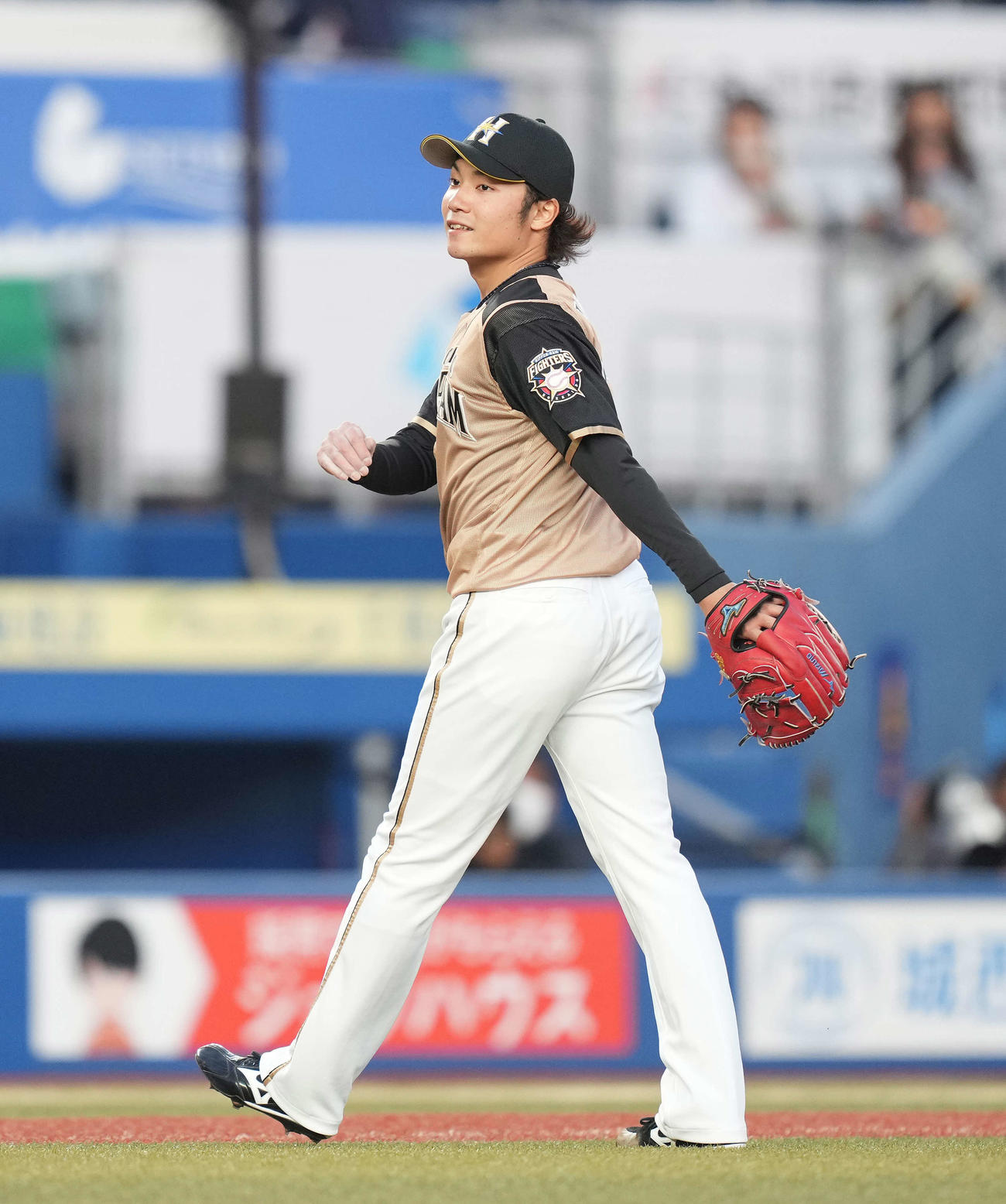 ロッテ対日本ハム　1回裏を無失点に抑え、笑顔でベンチへ戻る日本ハム伊藤（撮影・鈴木みどり）