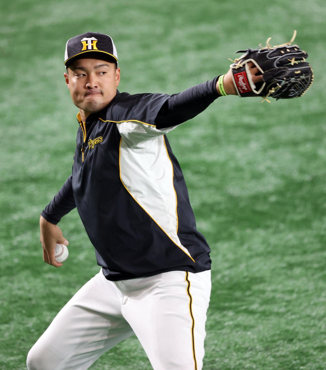 巨人対阪神　キャッチボールをする秋山（撮影・狩俣裕三）