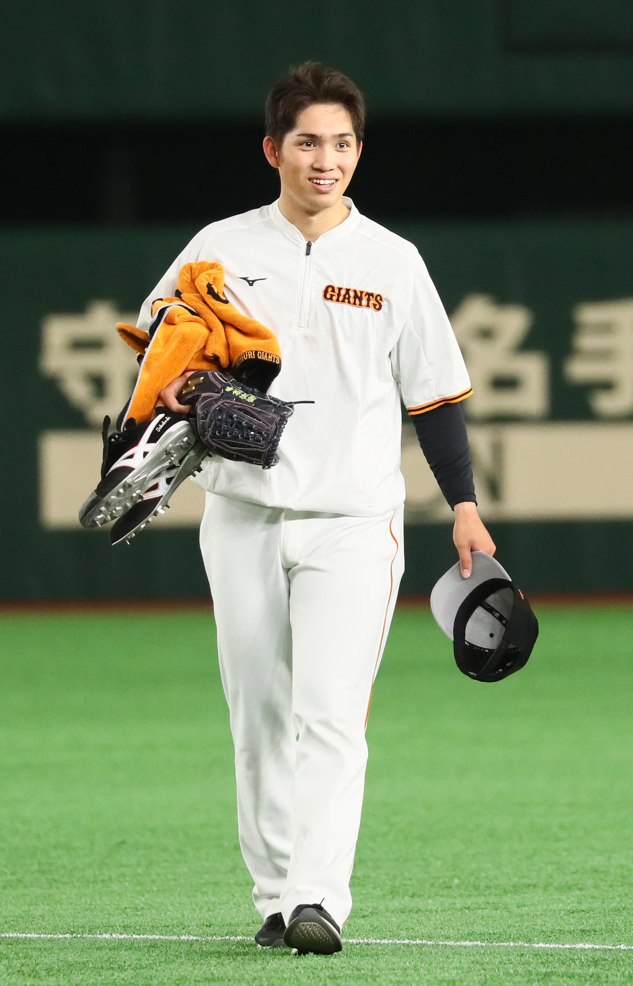 練習を終え、笑顔で引き揚げる巨人高橋（撮影・足立雅史）