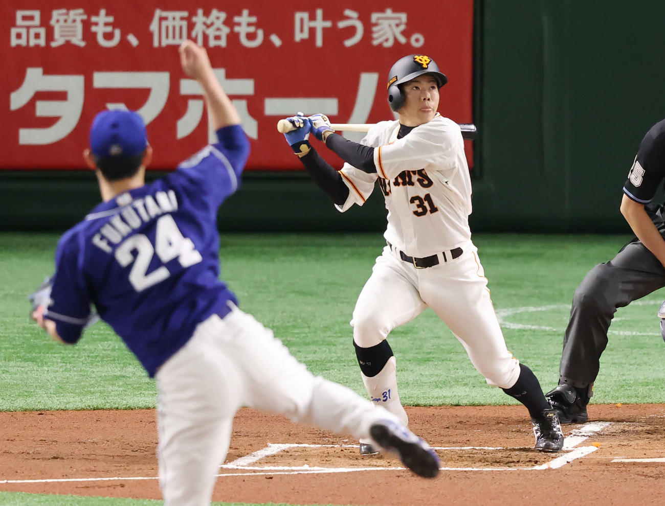 巨人対中日　1回表巨人無死、先頭打者本塁打を放つ松原。投手福谷（2021年4月15日撮影）