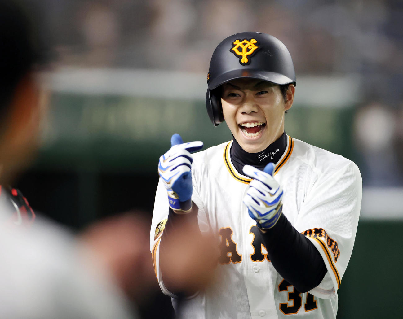 巨人対中日　1回裏巨人無死、先頭打者本塁打を放ち、ベンチで勢いよくポーズを決める松原（2021年4月15日撮影）