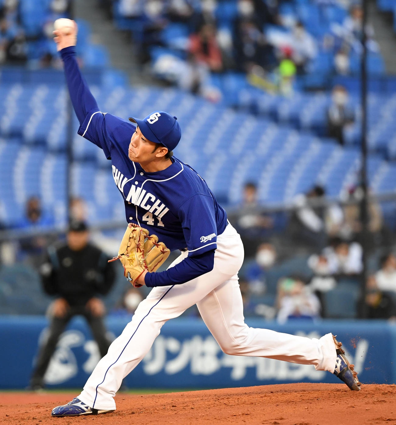 DeNA対中日　力投する中日先発の勝野（撮影・横山健太）