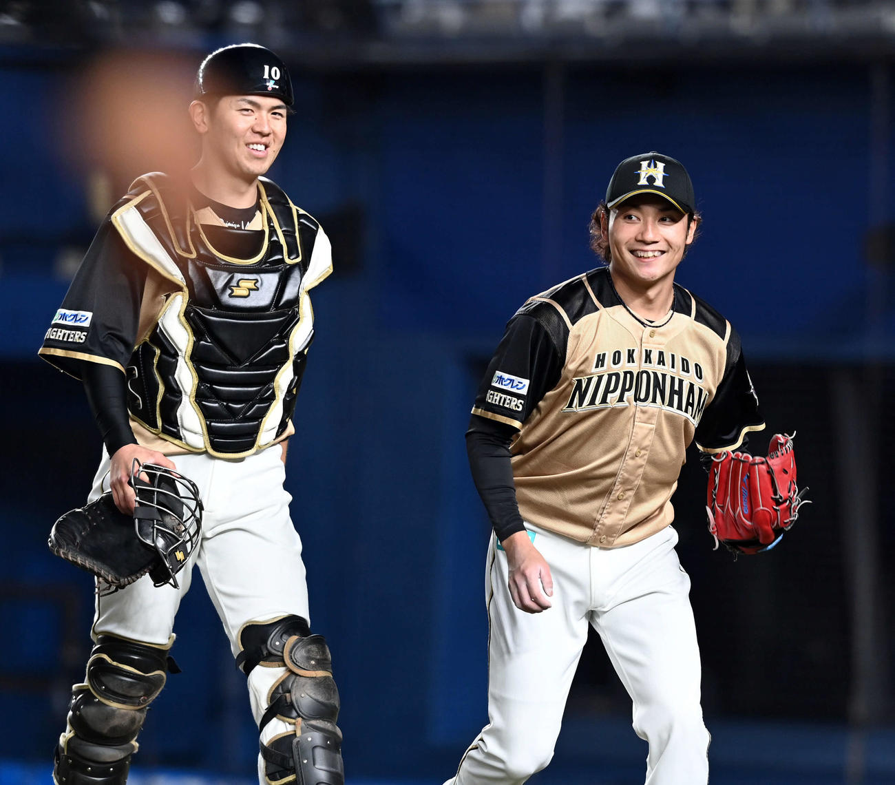 ロッテ対日本ハム　3回を無失点に抑え笑顔を見せる日本ハムの先発伊藤（右）と捕手の清水（撮影・たえ見朱実）