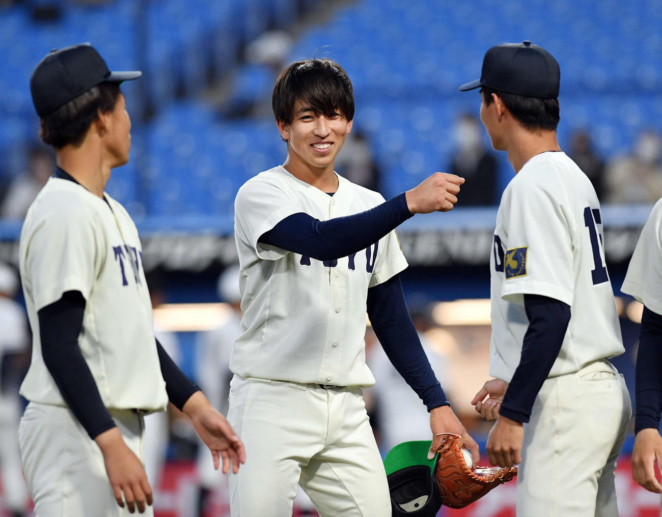 東洋大対中大　試合後、完封勝利した東洋大・細野（中央）は笑顔を見せる（撮影・滝沢徹郎）