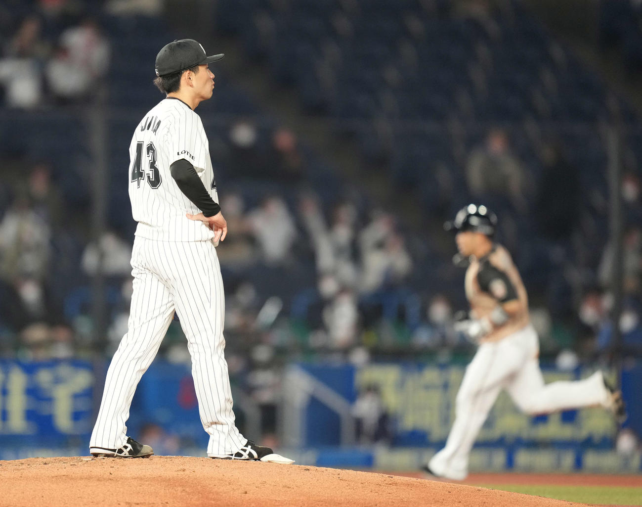 ロッテ対日本ハム　5回表日本ハム2死一、三塁、近藤に左越え3点本塁打を浴びる小島（撮影・鈴木みどり）