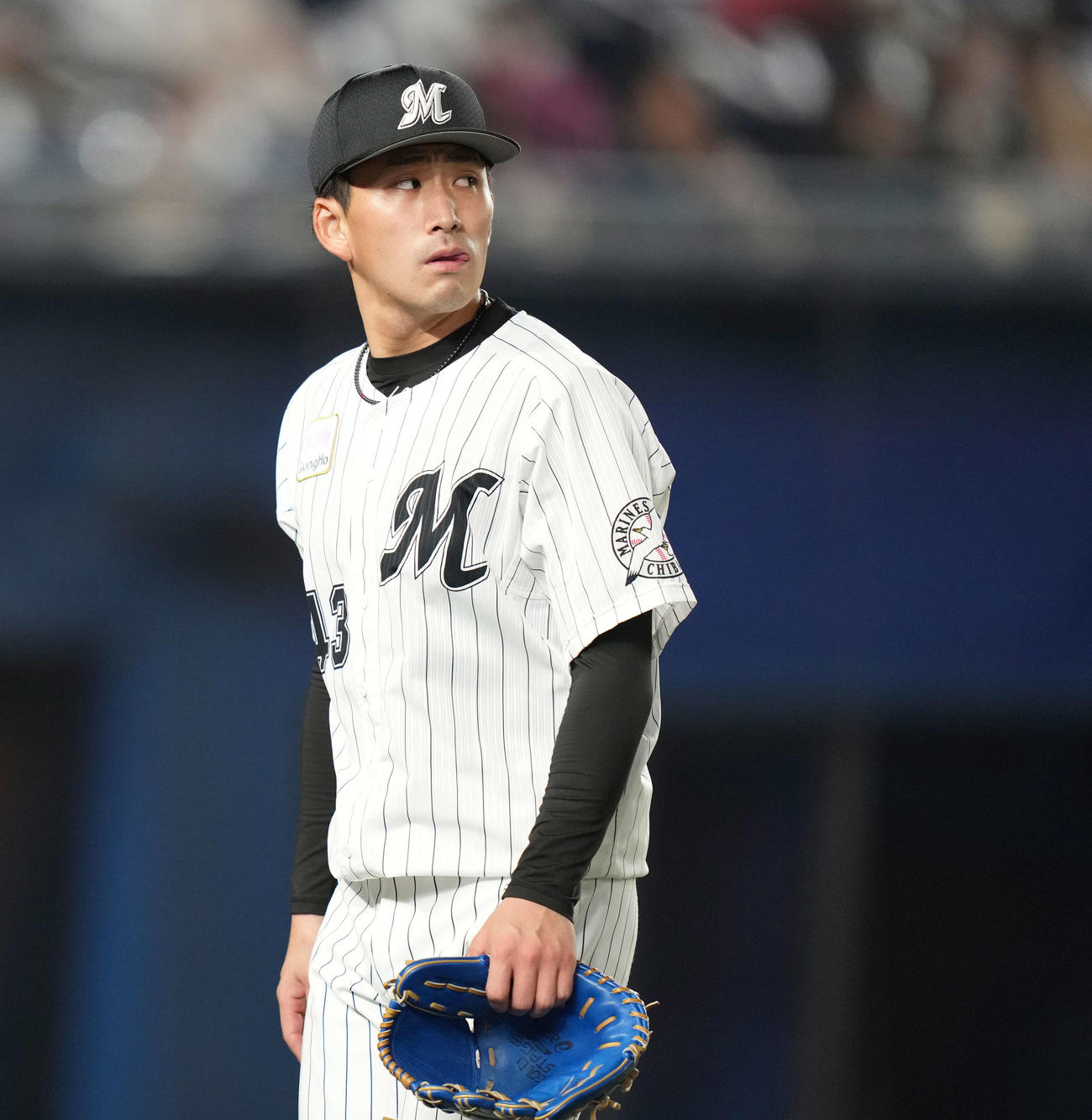 ロッテ対日本ハム　5回表に3点を失い、悔しげな表情でベンチへ戻るロッテ小島（撮影・鈴木みどり）