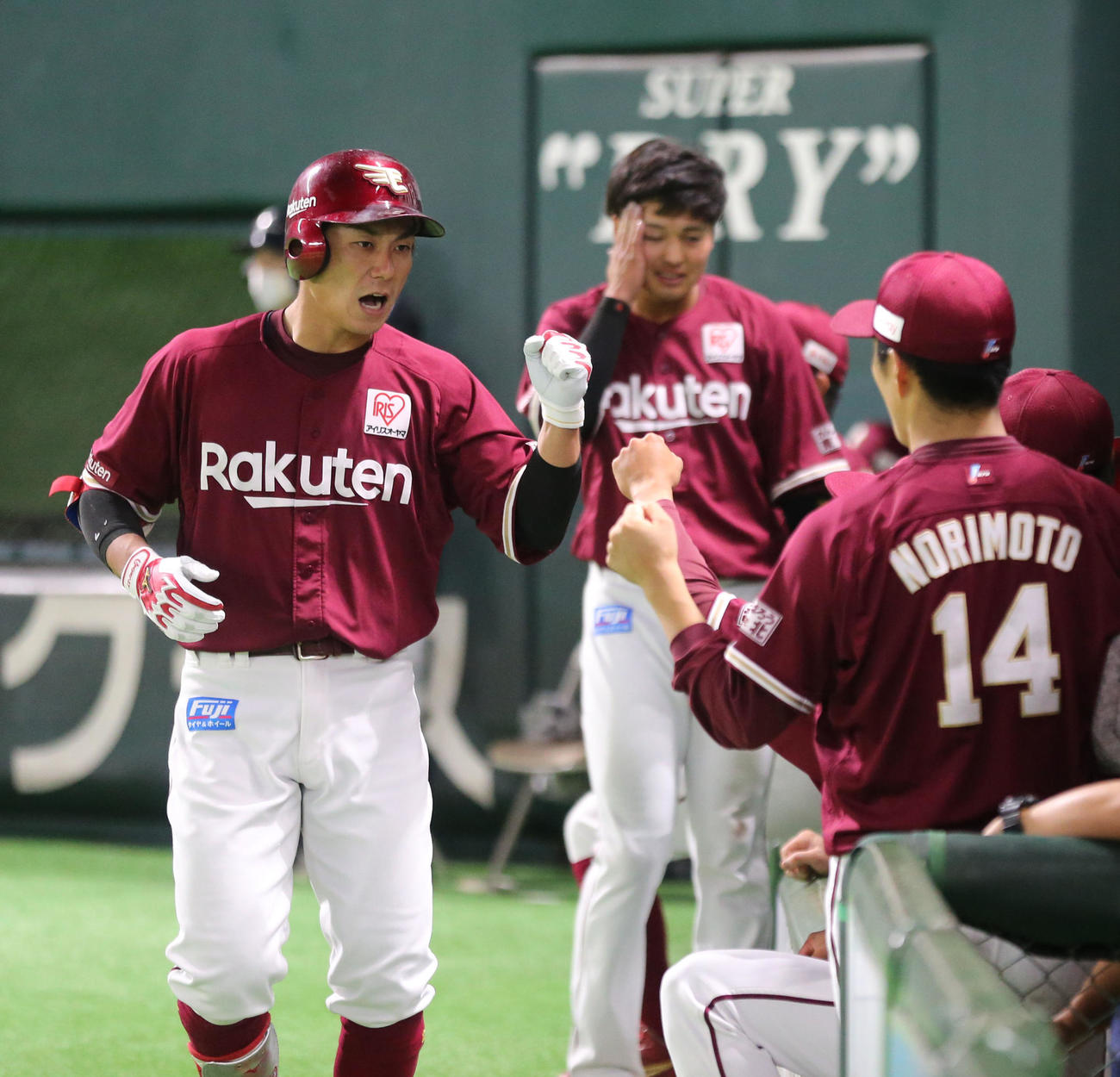 ソフトバンク対楽天　6回表楽天無死、岡島豪郎は右越え本塁打を放ちベンチのナインと喜ぶ（撮影・梅根麻紀）