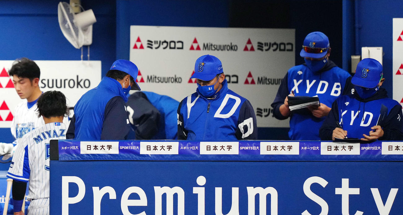 DeNA対中日　中日に敗れ、ベンチでうつむくDeNA三浦監督（中央）（撮影・江口和貴）