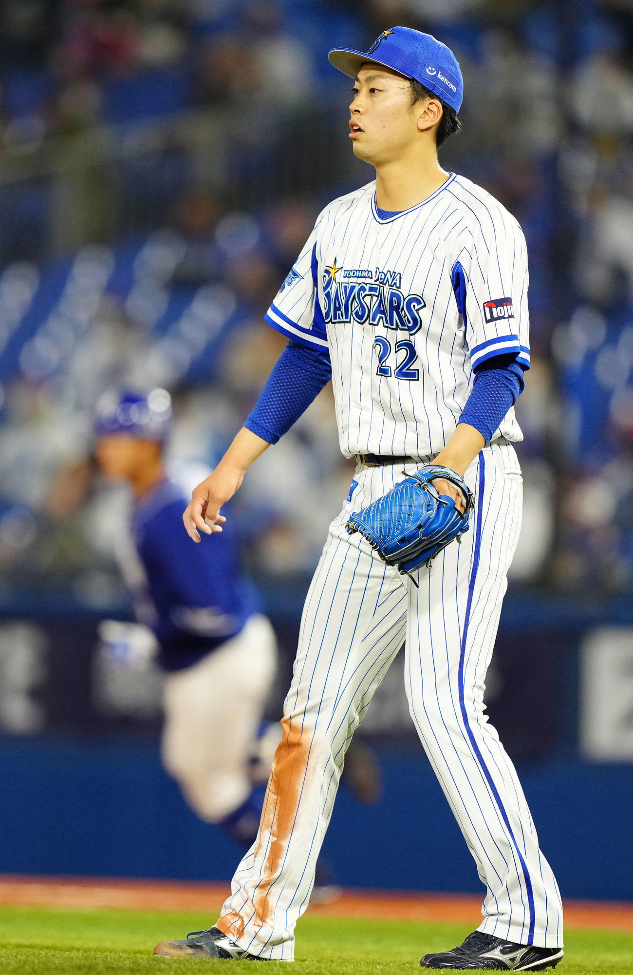 DeNA対中日　4回表中日1死一、二塁、高橋周（後方）に適時二塁打を浴びる入江（撮影・江口和貴）